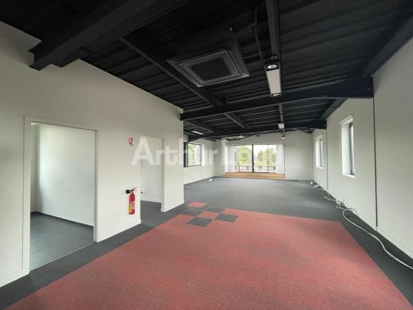 Bureaux à louer ou à vendre à Villeneuve-d'Ascq avec grande luminosité