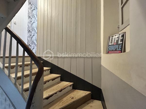 EN EXCLUSIVITÉ 
Charmante maison de bourg aux multiples possibilités — 20 min de Lamballe

Au cœur du bourg dynamique du Gouray (Le Mené), laissez-vous séduire par cette maison pleine de charme aux volumes généreux.

Que vous cherchiez votre cocon familial, un investissement locatif à fort rendement (possibilité d'aménagement en 3 appartements) ou un projet de chambres d'hôtes, ce bien offre un potentiel exceptionnel !

De beaux espaces de vie et de nuit: 
 Au rez-de-chaussée : Une entrée desservant une vaste cuisine conviviale, un grand salon chaleureux agrémenté d'un poêle à bois, une suite parentale avec baignoire, un WC indépendant et un espace buanderie-chaufferie-atelier.

 Au 1er étage : 3 chambres lumineuses, un espace WC (arrivées et évacuations déjà en place), une pièce modulable (idéale pour une 4ᵉ chambre ou une seconde salle de bains), ainsi qu'un dressing dédié et un espace Granier où une salle de sport a été aménagé.

 Au dernier étage : Un plateau brut de 80 m² (isolé au sol), prêt à être aménagé selon vos envies (suite XXL, salle de jeux, appartements supplémentaires...).

Les prestations et équipements:
 Confort énergétique : Chaudière à granulés, poêle à bois, ballon thermodynamique et isolation refaite.
 Extérieur & cadre : Jardin clos à l'abri des regards et belles ouvertures garantissant une grande luminosité naturelle.
 Côté pratique : Assainissement collectif conforme, fibre optique installée.

Une opportunité rare sur le secteur, combinant charme de l'ancien, confort moderne et fort potentiel d'évolution.
Quelque travaux de rafraichissement pour embellir cette jolie maison son à prévoir.

Appelez moi dès à présent pour une visite.