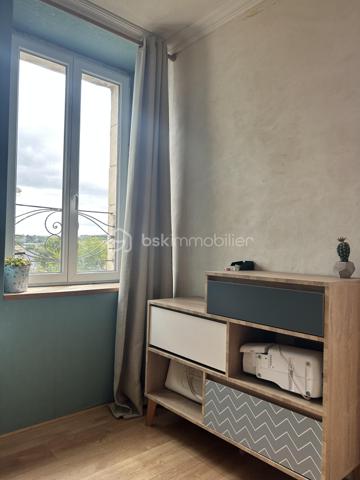 EN EXCLUSIVITÉ 
Charmante maison de bourg aux multiples possibilités — 20 min de Lamballe

Au cœur du bourg dynamique du Gouray (Le Mené), laissez-vous séduire par cette maison pleine de charme aux volumes généreux.

Que vous cherchiez votre cocon familial, un investissement locatif à fort rendement (possibilité d'aménagement en 3 appartements) ou un projet de chambres d'hôtes, ce bien offre un potentiel exceptionnel !

De beaux espaces de vie et de nuit: 
 Au rez-de-chaussée : Une entrée desservant une vaste cuisine conviviale, un grand salon chaleureux agrémenté d'un poêle à bois, une suite parentale avec baignoire, un WC indépendant et un espace buanderie-chaufferie-atelier.

 Au 1er étage : 3 chambres lumineuses, un espace WC (arrivées et évacuations déjà en place), une pièce modulable (idéale pour une 4ᵉ chambre ou une seconde salle de bains), ainsi qu'un dressing dédié et un espace Granier où une salle de sport a été aménagé.

 Au dernier étage : Un plateau brut de 80 m² (isolé au sol), prêt à être aménagé selon vos envies (suite XXL, salle de jeux, appartements supplémentaires...).

Les prestations et équipements:
 Confort énergétique : Chaudière à granulés, poêle à bois, ballon thermodynamique et isolation refaite.
 Extérieur & cadre : Jardin clos à l'abri des regards et belles ouvertures garantissant une grande luminosité naturelle.
 Côté pratique : Assainissement collectif conforme, fibre optique installée.

Une opportunité rare sur le secteur, combinant charme de l'ancien, confort moderne et fort potentiel d'évolution.
Quelque travaux de rafraichissement pour embellir cette jolie maison son à prévoir.

Appelez moi dès à présent pour une visite.