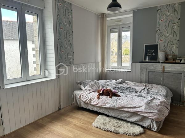 EN EXCLUSIVITÉ 
Charmante maison de bourg aux multiples possibilités — 20 min de Lamballe

Au cœur du bourg dynamique du Gouray (Le Mené), laissez-vous séduire par cette maison pleine de charme aux volumes généreux.

Que vous cherchiez votre cocon familial, un investissement locatif à fort rendement (possibilité d'aménagement en 3 appartements) ou un projet de chambres d'hôtes, ce bien offre un potentiel exceptionnel !

De beaux espaces de vie et de nuit: 
 Au rez-de-chaussée : Une entrée desservant une vaste cuisine conviviale, un grand salon chaleureux agrémenté d'un poêle à bois, une suite parentale avec baignoire, un WC indépendant et un espace buanderie-chaufferie-atelier.

 Au 1er étage : 3 chambres lumineuses, un espace WC (arrivées et évacuations déjà en place), une pièce modulable (idéale pour une 4ᵉ chambre ou une seconde salle de bains), ainsi qu'un dressing dédié et un espace Granier où une salle de sport a été aménagé.

 Au dernier étage : Un plateau brut de 80 m² (isolé au sol), prêt à être aménagé selon vos envies (suite XXL, salle de jeux, appartements supplémentaires...).

Les prestations et équipements:
 Confort énergétique : Chaudière à granulés, poêle à bois, ballon thermodynamique et isolation refaite.
 Extérieur & cadre : Jardin clos à l'abri des regards et belles ouvertures garantissant une grande luminosité naturelle.
 Côté pratique : Assainissement collectif conforme, fibre optique installée.

Une opportunité rare sur le secteur, combinant charme de l'ancien, confort moderne et fort potentiel d'évolution.
Quelque travaux de rafraichissement pour embellir cette jolie maison son à prévoir.

Appelez moi dès à présent pour une visite.