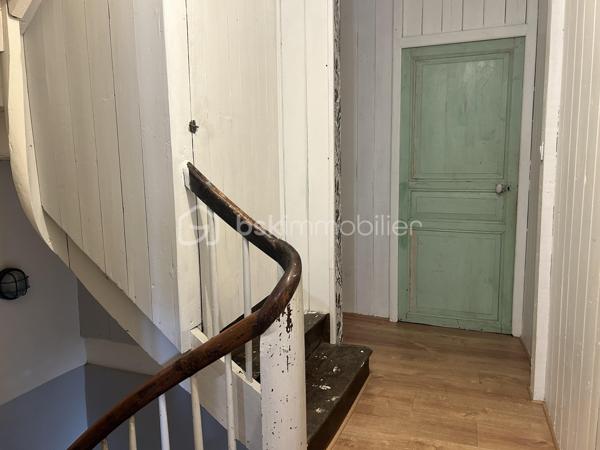 EN EXCLUSIVITÉ 
Charmante maison de bourg aux multiples possibilités — 20 min de Lamballe

Au cœur du bourg dynamique du Gouray (Le Mené), laissez-vous séduire par cette maison pleine de charme aux volumes généreux.

Que vous cherchiez votre cocon familial, un investissement locatif à fort rendement (possibilité d'aménagement en 3 appartements) ou un projet de chambres d'hôtes, ce bien offre un potentiel exceptionnel !

De beaux espaces de vie et de nuit: 
 Au rez-de-chaussée : Une entrée desservant une vaste cuisine conviviale, un grand salon chaleureux agrémenté d'un poêle à bois, une suite parentale avec baignoire, un WC indépendant et un espace buanderie-chaufferie-atelier.

 Au 1er étage : 3 chambres lumineuses, un espace WC (arrivées et évacuations déjà en place), une pièce modulable (idéale pour une 4ᵉ chambre ou une seconde salle de bains), ainsi qu'un dressing dédié et un espace Granier où une salle de sport a été aménagé.

 Au dernier étage : Un plateau brut de 80 m² (isolé au sol), prêt à être aménagé selon vos envies (suite XXL, salle de jeux, appartements supplémentaires...).

Les prestations et équipements:
 Confort énergétique : Chaudière à granulés, poêle à bois, ballon thermodynamique et isolation refaite.
 Extérieur & cadre : Jardin clos à l'abri des regards et belles ouvertures garantissant une grande luminosité naturelle.
 Côté pratique : Assainissement collectif conforme, fibre optique installée.

Une opportunité rare sur le secteur, combinant charme de l'ancien, confort moderne et fort potentiel d'évolution.
Quelque travaux de rafraichissement pour embellir cette jolie maison son à prévoir.

Appelez moi dès à présent pour une visite.