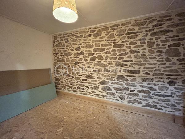 EN EXCLUSIVITÉ 
Charmante maison de bourg aux multiples possibilités — 20 min de Lamballe

Au cœur du bourg dynamique du Gouray (Le Mené), laissez-vous séduire par cette maison pleine de charme aux volumes généreux.

Que vous cherchiez votre cocon familial, un investissement locatif à fort rendement (possibilité d'aménagement en 3 appartements) ou un projet de chambres d'hôtes, ce bien offre un potentiel exceptionnel !

De beaux espaces de vie et de nuit: 
 Au rez-de-chaussée : Une entrée desservant une vaste cuisine conviviale, un grand salon chaleureux agrémenté d'un poêle à bois, une suite parentale avec baignoire, un WC indépendant et un espace buanderie-chaufferie-atelier.

 Au 1er étage : 3 chambres lumineuses, un espace WC (arrivées et évacuations déjà en place), une pièce modulable (idéale pour une 4ᵉ chambre ou une seconde salle de bains), ainsi qu'un dressing dédié et un espace Granier où une salle de sport a été aménagé.

 Au dernier étage : Un plateau brut de 80 m² (isolé au sol), prêt à être aménagé selon vos envies (suite XXL, salle de jeux, appartements supplémentaires...).

Les prestations et équipements:
 Confort énergétique : Chaudière à granulés, poêle à bois, ballon thermodynamique et isolation refaite.
 Extérieur & cadre : Jardin clos à l'abri des regards et belles ouvertures garantissant une grande luminosité naturelle.
 Côté pratique : Assainissement collectif conforme, fibre optique installée.

Une opportunité rare sur le secteur, combinant charme de l'ancien, confort moderne et fort potentiel d'évolution.
Quelque travaux de rafraichissement pour embellir cette jolie maison son à prévoir.

Appelez moi dès à présent pour une visite.