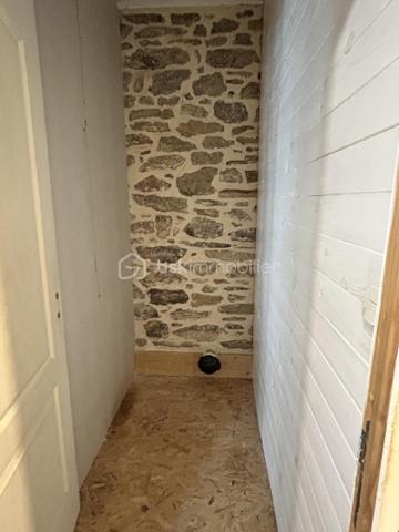 EN EXCLUSIVITÉ 
Charmante maison de bourg aux multiples possibilités — 20 min de Lamballe

Au cœur du bourg dynamique du Gouray (Le Mené), laissez-vous séduire par cette maison pleine de charme aux volumes généreux.

Que vous cherchiez votre cocon familial, un investissement locatif à fort rendement (possibilité d'aménagement en 3 appartements) ou un projet de chambres d'hôtes, ce bien offre un potentiel exceptionnel !

De beaux espaces de vie et de nuit: 
 Au rez-de-chaussée : Une entrée desservant une vaste cuisine conviviale, un grand salon chaleureux agrémenté d'un poêle à bois, une suite parentale avec baignoire, un WC indépendant et un espace buanderie-chaufferie-atelier.

 Au 1er étage : 3 chambres lumineuses, un espace WC (arrivées et évacuations déjà en place), une pièce modulable (idéale pour une 4ᵉ chambre ou une seconde salle de bains), ainsi qu'un dressing dédié et un espace Granier où une salle de sport a été aménagé.

 Au dernier étage : Un plateau brut de 80 m² (isolé au sol), prêt à être aménagé selon vos envies (suite XXL, salle de jeux, appartements supplémentaires...).

Les prestations et équipements:
 Confort énergétique : Chaudière à granulés, poêle à bois, ballon thermodynamique et isolation refaite.
 Extérieur & cadre : Jardin clos à l'abri des regards et belles ouvertures garantissant une grande luminosité naturelle.
 Côté pratique : Assainissement collectif conforme, fibre optique installée.

Une opportunité rare sur le secteur, combinant charme de l'ancien, confort moderne et fort potentiel d'évolution.
Quelque travaux de rafraichissement pour embellir cette jolie maison son à prévoir.

Appelez moi dès à présent pour une visite.