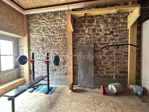 EN EXCLUSIVITÉ 
Charmante maison de bourg aux multiples possibilités — 20 min de Lamballe

Au cœur du bourg dynamique du Gouray (Le Mené), laissez-vous séduire par cette maison pleine de charme aux volumes généreux.

Que vous cherchiez votre cocon familial, un investissement locatif à fort rendement (possibilité d'aménagement en 3 appartements) ou un projet de chambres d'hôtes, ce bien offre un potentiel exceptionnel !

De beaux espaces de vie et de nuit: 
 Au rez-de-chaussée : Une entrée desservant une vaste cuisine conviviale, un grand salon chaleureux agrémenté d'un poêle à bois, une suite parentale avec baignoire, un WC indépendant et un espace buanderie-chaufferie-atelier.

 Au 1er étage : 3 chambres lumineuses, un espace WC (arrivées et évacuations déjà en place), une pièce modulable (idéale pour une 4ᵉ chambre ou une seconde salle de bains), ainsi qu'un dressing dédié et un espace Granier où une salle de sport a été aménagé.

 Au dernier étage : Un plateau brut de 80 m² (isolé au sol), prêt à être aménagé selon vos envies (suite XXL, salle de jeux, appartements supplémentaires...).

Les prestations et équipements:
 Confort énergétique : Chaudière à granulés, poêle à bois, ballon thermodynamique et isolation refaite.
 Extérieur & cadre : Jardin clos à l'abri des regards et belles ouvertures garantissant une grande luminosité naturelle.
 Côté pratique : Assainissement collectif conforme, fibre optique installée.

Une opportunité rare sur le secteur, combinant charme de l'ancien, confort moderne et fort potentiel d'évolution.
Quelque travaux de rafraichissement pour embellir cette jolie maison son à prévoir.

Appelez moi dès à présent pour une visite.