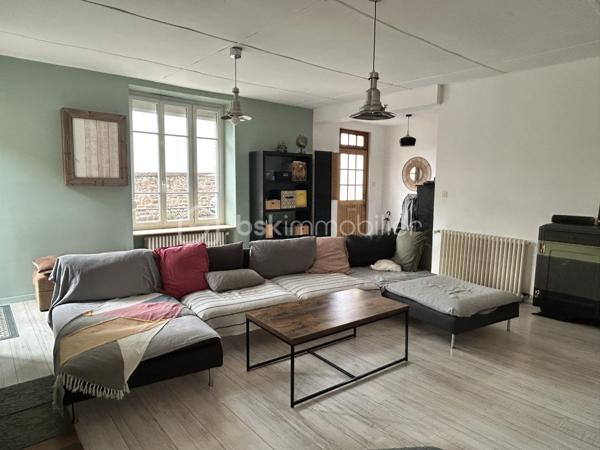 EN EXCLUSIVITÉ 
Charmante maison de bourg aux multiples possibilités — 20 min de Lamballe

Au cœur du bourg dynamique du Gouray (Le Mené), laissez-vous séduire par cette maison pleine de charme aux volumes généreux.

Que vous cherchiez votre cocon familial, un investissement locatif à fort rendement (possibilité d'aménagement en 3 appartements) ou un projet de chambres d'hôtes, ce bien offre un potentiel exceptionnel !

De beaux espaces de vie et de nuit: 
 Au rez-de-chaussée : Une entrée desservant une vaste cuisine conviviale, un grand salon chaleureux agrémenté d'un poêle à bois, une suite parentale avec baignoire, un WC indépendant et un espace buanderie-chaufferie-atelier.

 Au 1er étage : 3 chambres lumineuses, un espace WC (arrivées et évacuations déjà en place), une pièce modulable (idéale pour une 4ᵉ chambre ou une seconde salle de bains), ainsi qu'un dressing dédié et un espace Granier où une salle de sport a été aménagé.

 Au dernier étage : Un plateau brut de 80 m² (isolé au sol), prêt à être aménagé selon vos envies (suite XXL, salle de jeux, appartements supplémentaires...).

Les prestations et équipements:
 Confort énergétique : Chaudière à granulés, poêle à bois, ballon thermodynamique et isolation refaite.
 Extérieur & cadre : Jardin clos à l'abri des regards et belles ouvertures garantissant une grande luminosité naturelle.
 Côté pratique : Assainissement collectif conforme, fibre optique installée.

Une opportunité rare sur le secteur, combinant charme de l'ancien, confort moderne et fort potentiel d'évolution.
Quelque travaux de rafraichissement pour embellir cette jolie maison son à prévoir.

Appelez moi dès à présent pour une visite.