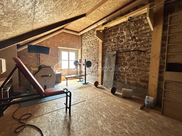 EN EXCLUSIVITÉ 
Charmante maison de bourg aux multiples possibilités — 20 min de Lamballe

Au cœur du bourg dynamique du Gouray (Le Mené), laissez-vous séduire par cette maison pleine de charme aux volumes généreux.

Que vous cherchiez votre cocon familial, un investissement locatif à fort rendement (possibilité d'aménagement en 3 appartements) ou un projet de chambres d'hôtes, ce bien offre un potentiel exceptionnel !

De beaux espaces de vie et de nuit: 
 Au rez-de-chaussée : Une entrée desservant une vaste cuisine conviviale, un grand salon chaleureux agrémenté d'un poêle à bois, une suite parentale avec baignoire, un WC indépendant et un espace buanderie-chaufferie-atelier.

 Au 1er étage : 3 chambres lumineuses, un espace WC (arrivées et évacuations déjà en place), une pièce modulable (idéale pour une 4ᵉ chambre ou une seconde salle de bains), ainsi qu'un dressing dédié et un espace Granier où une salle de sport a été aménagé.

 Au dernier étage : Un plateau brut de 80 m² (isolé au sol), prêt à être aménagé selon vos envies (suite XXL, salle de jeux, appartements supplémentaires...).

Les prestations et équipements:
 Confort énergétique : Chaudière à granulés, poêle à bois, ballon thermodynamique et isolation refaite.
 Extérieur & cadre : Jardin clos à l'abri des regards et belles ouvertures garantissant une grande luminosité naturelle.
 Côté pratique : Assainissement collectif conforme, fibre optique installée.

Une opportunité rare sur le secteur, combinant charme de l'ancien, confort moderne et fort potentiel d'évolution.
Quelque travaux de rafraichissement pour embellir cette jolie maison son à prévoir.

Appelez moi dès à présent pour une visite.