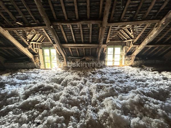 EN EXCLUSIVITÉ 
Charmante maison de bourg aux multiples possibilités — 20 min de Lamballe

Au cœur du bourg dynamique du Gouray (Le Mené), laissez-vous séduire par cette maison pleine de charme aux volumes généreux.

Que vous cherchiez votre cocon familial, un investissement locatif à fort rendement (possibilité d'aménagement en 3 appartements) ou un projet de chambres d'hôtes, ce bien offre un potentiel exceptionnel !

De beaux espaces de vie et de nuit: 
 Au rez-de-chaussée : Une entrée desservant une vaste cuisine conviviale, un grand salon chaleureux agrémenté d'un poêle à bois, une suite parentale avec baignoire, un WC indépendant et un espace buanderie-chaufferie-atelier.

 Au 1er étage : 3 chambres lumineuses, un espace WC (arrivées et évacuations déjà en place), une pièce modulable (idéale pour une 4ᵉ chambre ou une seconde salle de bains), ainsi qu'un dressing dédié et un espace Granier où une salle de sport a été aménagé.

 Au dernier étage : Un plateau brut de 80 m² (isolé au sol), prêt à être aménagé selon vos envies (suite XXL, salle de jeux, appartements supplémentaires...).

Les prestations et équipements:
 Confort énergétique : Chaudière à granulés, poêle à bois, ballon thermodynamique et isolation refaite.
 Extérieur & cadre : Jardin clos à l'abri des regards et belles ouvertures garantissant une grande luminosité naturelle.
 Côté pratique : Assainissement collectif conforme, fibre optique installée.

Une opportunité rare sur le secteur, combinant charme de l'ancien, confort moderne et fort potentiel d'évolution.
Quelque travaux de rafraichissement pour embellir cette jolie maison son à prévoir.

Appelez moi dès à présent pour une visite.