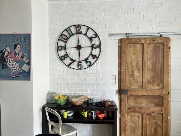 EN EXCLUSIVITÉ 
Charmante maison de bourg aux multiples possibilités — 20 min de Lamballe

Au cœur du bourg dynamique du Gouray (Le Mené), laissez-vous séduire par cette maison pleine de charme aux volumes généreux.

Que vous cherchiez votre cocon familial, un investissement locatif à fort rendement (possibilité d'aménagement en 3 appartements) ou un projet de chambres d'hôtes, ce bien offre un potentiel exceptionnel !

De beaux espaces de vie et de nuit: 
 Au rez-de-chaussée : Une entrée desservant une vaste cuisine conviviale, un grand salon chaleureux agrémenté d'un poêle à bois, une suite parentale avec baignoire, un WC indépendant et un espace buanderie-chaufferie-atelier.

 Au 1er étage : 3 chambres lumineuses, un espace WC (arrivées et évacuations déjà en place), une pièce modulable (idéale pour une 4ᵉ chambre ou une seconde salle de bains), ainsi qu'un dressing dédié et un espace Granier où une salle de sport a été aménagé.

 Au dernier étage : Un plateau brut de 80 m² (isolé au sol), prêt à être aménagé selon vos envies (suite XXL, salle de jeux, appartements supplémentaires...).

Les prestations et équipements:
 Confort énergétique : Chaudière à granulés, poêle à bois, ballon thermodynamique et isolation refaite.
 Extérieur & cadre : Jardin clos à l'abri des regards et belles ouvertures garantissant une grande luminosité naturelle.
 Côté pratique : Assainissement collectif conforme, fibre optique installée.

Une opportunité rare sur le secteur, combinant charme de l'ancien, confort moderne et fort potentiel d'évolution.
Quelque travaux de rafraichissement pour embellir cette jolie maison son à prévoir.

Appelez moi dès à présent pour une visite.