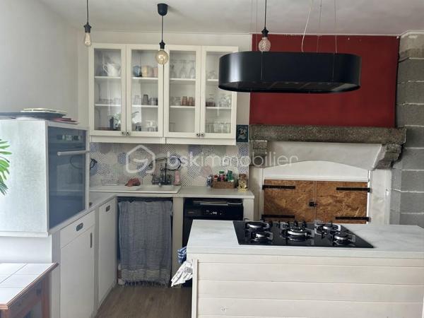 EN EXCLUSIVITÉ 
Charmante maison de bourg aux multiples possibilités — 20 min de Lamballe

Au cœur du bourg dynamique du Gouray (Le Mené), laissez-vous séduire par cette maison pleine de charme aux volumes généreux.

Que vous cherchiez votre cocon familial, un investissement locatif à fort rendement (possibilité d'aménagement en 3 appartements) ou un projet de chambres d'hôtes, ce bien offre un potentiel exceptionnel !

De beaux espaces de vie et de nuit: 
 Au rez-de-chaussée : Une entrée desservant une vaste cuisine conviviale, un grand salon chaleureux agrémenté d'un poêle à bois, une suite parentale avec baignoire, un WC indépendant et un espace buanderie-chaufferie-atelier.

 Au 1er étage : 3 chambres lumineuses, un espace WC (arrivées et évacuations déjà en place), une pièce modulable (idéale pour une 4ᵉ chambre ou une seconde salle de bains), ainsi qu'un dressing dédié et un espace Granier où une salle de sport a été aménagé.

 Au dernier étage : Un plateau brut de 80 m² (isolé au sol), prêt à être aménagé selon vos envies (suite XXL, salle de jeux, appartements supplémentaires...).

Les prestations et équipements:
 Confort énergétique : Chaudière à granulés, poêle à bois, ballon thermodynamique et isolation refaite.
 Extérieur & cadre : Jardin clos à l'abri des regards et belles ouvertures garantissant une grande luminosité naturelle.
 Côté pratique : Assainissement collectif conforme, fibre optique installée.

Une opportunité rare sur le secteur, combinant charme de l'ancien, confort moderne et fort potentiel d'évolution.
Quelque travaux de rafraichissement pour embellir cette jolie maison son à prévoir.

Appelez moi dès à présent pour une visite.
