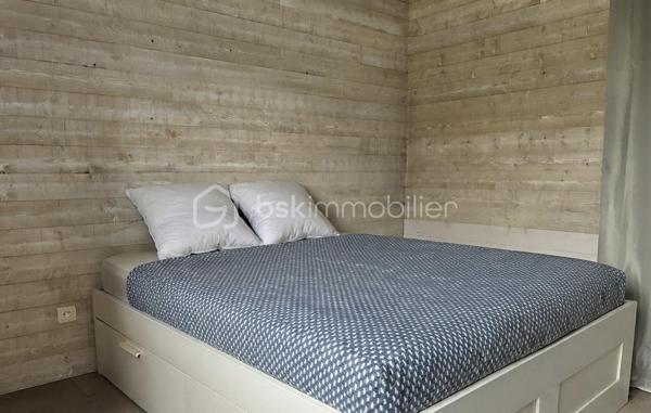 EN EXCLUSIVITÉ 
Charmante maison de bourg aux multiples possibilités — 20 min de Lamballe

Au cœur du bourg dynamique du Gouray (Le Mené), laissez-vous séduire par cette maison pleine de charme aux volumes généreux.

Que vous cherchiez votre cocon familial, un investissement locatif à fort rendement (possibilité d'aménagement en 3 appartements) ou un projet de chambres d'hôtes, ce bien offre un potentiel exceptionnel !

De beaux espaces de vie et de nuit: 
 Au rez-de-chaussée : Une entrée desservant une vaste cuisine conviviale, un grand salon chaleureux agrémenté d'un poêle à bois, une suite parentale avec baignoire, un WC indépendant et un espace buanderie-chaufferie-atelier.

 Au 1er étage : 3 chambres lumineuses, un espace WC (arrivées et évacuations déjà en place), une pièce modulable (idéale pour une 4ᵉ chambre ou une seconde salle de bains), ainsi qu'un dressing dédié et un espace Granier où une salle de sport a été aménagé.

 Au dernier étage : Un plateau brut de 80 m² (isolé au sol), prêt à être aménagé selon vos envies (suite XXL, salle de jeux, appartements supplémentaires...).

Les prestations et équipements:
 Confort énergétique : Chaudière à granulés, poêle à bois, ballon thermodynamique et isolation refaite.
 Extérieur & cadre : Jardin clos à l'abri des regards et belles ouvertures garantissant une grande luminosité naturelle.
 Côté pratique : Assainissement collectif conforme, fibre optique installée.

Une opportunité rare sur le secteur, combinant charme de l'ancien, confort moderne et fort potentiel d'évolution.
Quelque travaux de rafraichissement pour embellir cette jolie maison son à prévoir.

Appelez moi dès à présent pour une visite.