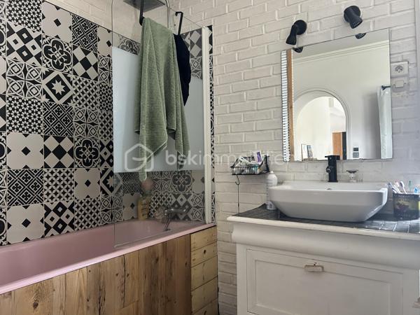 EN EXCLUSIVITÉ 
Charmante maison de bourg aux multiples possibilités — 20 min de Lamballe

Au cœur du bourg dynamique du Gouray (Le Mené), laissez-vous séduire par cette maison pleine de charme aux volumes généreux.

Que vous cherchiez votre cocon familial, un investissement locatif à fort rendement (possibilité d'aménagement en 3 appartements) ou un projet de chambres d'hôtes, ce bien offre un potentiel exceptionnel !

De beaux espaces de vie et de nuit: 
 Au rez-de-chaussée : Une entrée desservant une vaste cuisine conviviale, un grand salon chaleureux agrémenté d'un poêle à bois, une suite parentale avec baignoire, un WC indépendant et un espace buanderie-chaufferie-atelier.

 Au 1er étage : 3 chambres lumineuses, un espace WC (arrivées et évacuations déjà en place), une pièce modulable (idéale pour une 4ᵉ chambre ou une seconde salle de bains), ainsi qu'un dressing dédié et un espace Granier où une salle de sport a été aménagé.

 Au dernier étage : Un plateau brut de 80 m² (isolé au sol), prêt à être aménagé selon vos envies (suite XXL, salle de jeux, appartements supplémentaires...).

Les prestations et équipements:
 Confort énergétique : Chaudière à granulés, poêle à bois, ballon thermodynamique et isolation refaite.
 Extérieur & cadre : Jardin clos à l'abri des regards et belles ouvertures garantissant une grande luminosité naturelle.
 Côté pratique : Assainissement collectif conforme, fibre optique installée.

Une opportunité rare sur le secteur, combinant charme de l'ancien, confort moderne et fort potentiel d'évolution.
Quelque travaux de rafraichissement pour embellir cette jolie maison son à prévoir.

Appelez moi dès à présent pour une visite.