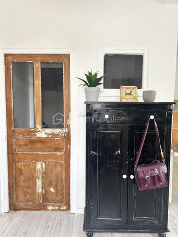 EN EXCLUSIVITÉ 
Charmante maison de bourg aux multiples possibilités — 20 min de Lamballe

Au cœur du bourg dynamique du Gouray (Le Mené), laissez-vous séduire par cette maison pleine de charme aux volumes généreux.

Que vous cherchiez votre cocon familial, un investissement locatif à fort rendement (possibilité d'aménagement en 3 appartements) ou un projet de chambres d'hôtes, ce bien offre un potentiel exceptionnel !

De beaux espaces de vie et de nuit: 
 Au rez-de-chaussée : Une entrée desservant une vaste cuisine conviviale, un grand salon chaleureux agrémenté d'un poêle à bois, une suite parentale avec baignoire, un WC indépendant et un espace buanderie-chaufferie-atelier.

 Au 1er étage : 3 chambres lumineuses, un espace WC (arrivées et évacuations déjà en place), une pièce modulable (idéale pour une 4ᵉ chambre ou une seconde salle de bains), ainsi qu'un dressing dédié et un espace Granier où une salle de sport a été aménagé.

 Au dernier étage : Un plateau brut de 80 m² (isolé au sol), prêt à être aménagé selon vos envies (suite XXL, salle de jeux, appartements supplémentaires...).

Les prestations et équipements:
 Confort énergétique : Chaudière à granulés, poêle à bois, ballon thermodynamique et isolation refaite.
 Extérieur & cadre : Jardin clos à l'abri des regards et belles ouvertures garantissant une grande luminosité naturelle.
 Côté pratique : Assainissement collectif conforme, fibre optique installée.

Une opportunité rare sur le secteur, combinant charme de l'ancien, confort moderne et fort potentiel d'évolution.
Quelque travaux de rafraichissement pour embellir cette jolie maison son à prévoir.

Appelez moi dès à présent pour une visite.