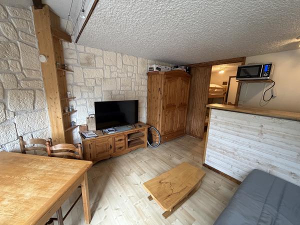 STUDIO CABINE BALCON EN CENTRE STATION