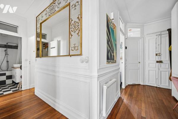 Appartement ensoleillé sur la place de la mairie