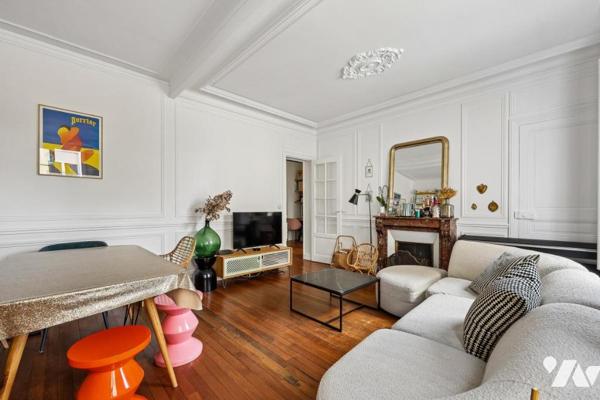 Appartement ensoleillé sur la place de la mairie
