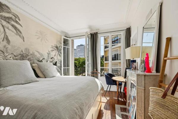 Appartement ensoleillé sur la place de la mairie
