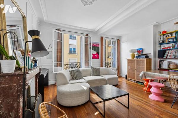 Appartement ensoleillé sur la place de la mairie