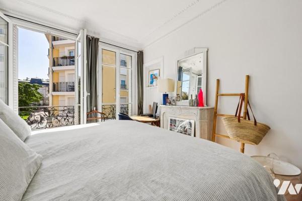 Appartement ensoleillé sur la place de la mairie