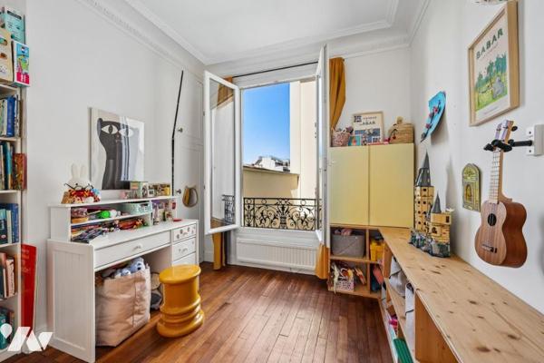 Appartement ensoleillé sur la place de la mairie