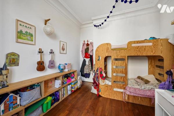 Appartement ensoleillé sur la place de la mairie