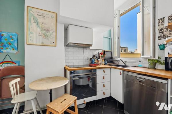 Appartement ensoleillé sur la place de la mairie