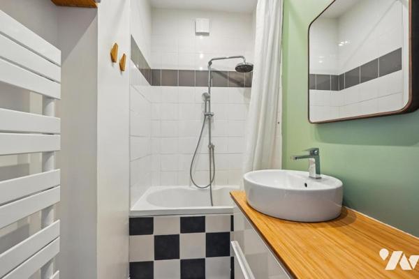 Appartement ensoleillé sur la place de la mairie
