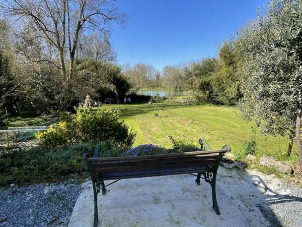 Lake views, private park setting and river access Peaceful