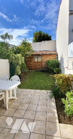 En plein centre-ville, jolie maison récente sur 2 niveaux avec jardin et 2 parkings voitures privés.