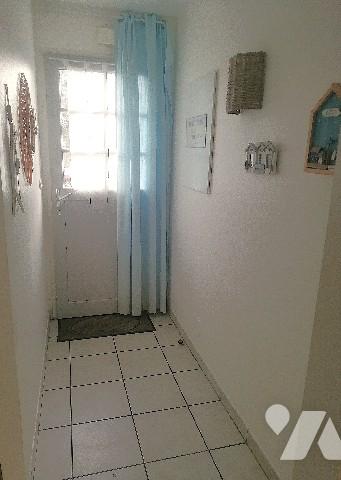 En plein centre-ville, jolie maison récente sur 2 niveaux avec jardin et 2 parkings voitures privés.