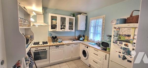 En plein centre-ville, jolie maison récente sur 2 niveaux avec jardin et 2 parkings voitures privés.