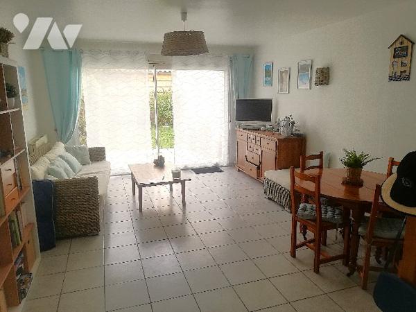 En plein centre-ville, jolie maison récente sur 2 niveaux avec jardin et 2 parkings voitures privés.