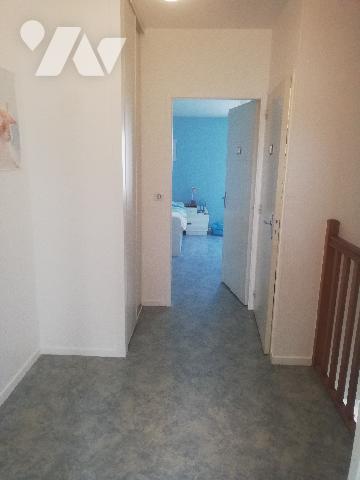 En plein centre-ville, jolie maison récente sur 2 niveaux avec jardin et 2 parkings voitures privés.