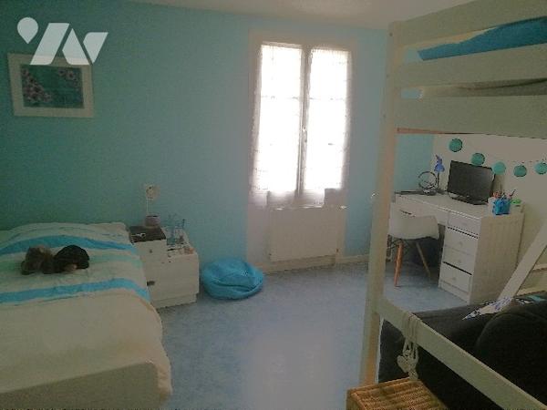 En plein centre-ville, jolie maison récente sur 2 niveaux avec jardin et 2 parkings voitures privés.