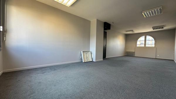 Bureau lumineux 35 m² – 2e étage + Terrasse commune – Boulevard Watteau, Valenciennes