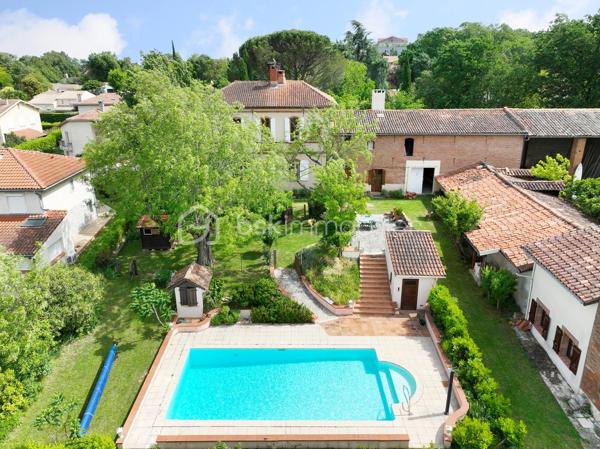 Au cœur de Saint-Orens-de-Gameville, dans un écrin de verdure préservé et à l’abri des regards, découvrez une propriété rare où authenticité et potentiel se rencontrent harmonieusement.
Édifié sur une vaste parcelle arborée et dominante, cet ensemble immobilier de caractère séduira les amateurs de belles demeures anciennes en quête d’un lieu de vie unique ou d’un projet aux multiples perspectives.
La bastide principale, développant plus de 300 m², dévoile tout le charme des demeures d’antan : parquets anciens, briquettes, belles hauteurs sous plafond, cheminées d’époque, volumes généreux … autant d’éléments authentiques qui confèrent à cette maison une âme incomparable. Chaque pièce invite à imaginer une rénovation subtile, mêlant cachet historique et confort contemporain.
À ses côtés, une maison indépendante d’environ 55 m² complète harmonieusement l’ensemble. Idéale pour accueillir famille et amis, créer un logement locatif ou installer une activité professionnelle, en toute autonomie.
Plus de 200 m² de dépendances (emprise au sol) viennent enrichir ce domaine exceptionnel. Ateliers, espaces de stockage, futurs logements, activité artisanale ou libérale, projet événementiel ou patrimonial : les possibilités sont nombreuses et laissent libre cours à toutes les ambitions.
À l’extérieur, le charme opère immédiatement. Le vaste jardin paysager, les espaces arborés et la belle piscine composent un cadre de vie privilégié, rare en plein centre-ville, où règnent calme et intimité.
Cette propriété singulière s’adresse aussi bien à une famille en quête d’une demeure de caractère qu’à un investisseur ou un porteur de projet souhaitant donner vie à un lieu aux multiples vocations.
Une opportunité rare aux portes de Toulouse, où le cachet de l’ancien rencontre un potentiel exceptionnel.