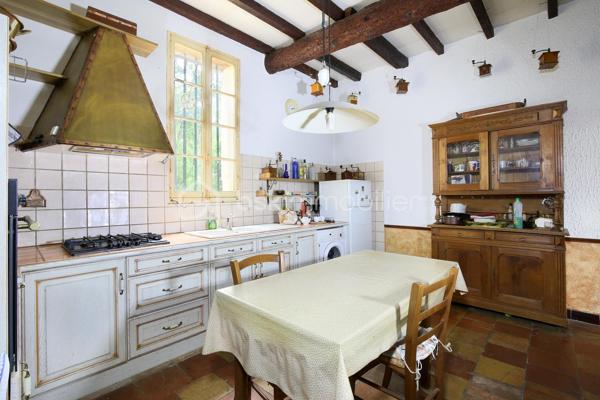 Au cœur de Saint-Orens-de-Gameville, dans un écrin de verdure préservé et à l’abri des regards, découvrez une propriété rare où authenticité et potentiel se rencontrent harmonieusement.
Édifié sur une vaste parcelle arborée et dominante, cet ensemble immobilier de caractère séduira les amateurs de belles demeures anciennes en quête d’un lieu de vie unique ou d’un projet aux multiples perspectives.
La bastide principale, développant plus de 300 m², dévoile tout le charme des demeures d’antan : parquets anciens, briquettes, belles hauteurs sous plafond, cheminées d’époque, volumes généreux … autant d’éléments authentiques qui confèrent à cette maison une âme incomparable. Chaque pièce invite à imaginer une rénovation subtile, mêlant cachet historique et confort contemporain.
À ses côtés, une maison indépendante d’environ 55 m² complète harmonieusement l’ensemble. Idéale pour accueillir famille et amis, créer un logement locatif ou installer une activité professionnelle, en toute autonomie.
Plus de 200 m² de dépendances (emprise au sol) viennent enrichir ce domaine exceptionnel. Ateliers, espaces de stockage, futurs logements, activité artisanale ou libérale, projet événementiel ou patrimonial : les possibilités sont nombreuses et laissent libre cours à toutes les ambitions.
À l’extérieur, le charme opère immédiatement. Le vaste jardin paysager, les espaces arborés et la belle piscine composent un cadre de vie privilégié, rare en plein centre-ville, où règnent calme et intimité.
Cette propriété singulière s’adresse aussi bien à une famille en quête d’une demeure de caractère qu’à un investisseur ou un porteur de projet souhaitant donner vie à un lieu aux multiples vocations.
Une opportunité rare aux portes de Toulouse, où le cachet de l’ancien rencontre un potentiel exceptionnel.