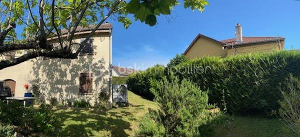 Située dans un quartier résidentiel calme et agréable, cette maison pleine de charme offre un beau potentiel
Elle se compose comme suit:
Deux chambres situées en rez-de-chaussée surélevé, permettant une vie pratique et fonctionnelle au quotidien:
Grande entrée, deux chambres.
Salle d'eau récente, WC, Cuisine ouverte sur la pièce de vie avec chauffage bois (cheminée) accès terrasse.
Sous-sol complet, réserve, une chambre, salle de sport ou stockage , garage avec bucher, laverie. Chauffage électrique dans les chambres 
Une rénovation qui laisse libre cours à vos envies d’aménagement et de décoration.
Vous serez séduits par son ambiance cocooning ainsi que par son joli jardin intime et verdoyant, idéal pour profiter des beaux jours en toute sérénité. 
Les devis pour l’audit énergétique ont déjà été réalisés afin que je puisse vous conseiller et vous accompagner. MAPRIMERénov 2026 peut faire la différence pour rénover cette jolie maison. 
Vous serez séduits par son ambiance cocooning ainsi que par son joli jardin intime et verdoyant, idéal pour profiter des beaux jours en toute sérénité.

Info sur la commune: vous bénéficiez  de toutes les commodités à proximité : médecins, écoles élémentaires, collège, commerces, restaurants, mais aussi la vie associative!
 Vous apprécierez également les quais de Saône, parfaits pour les promenades et les amoureux de la nature, le tout réuni pour un véritable bon vivre au quotidien.

Assainissement conforme
Quartier résidentiel recherché
Beau potentiel d’évolution
Idéal premier achat ou projet familial

Une belle opportunité à découvrir rapidement ! 
Déclenchez une visite!