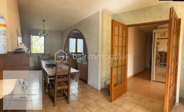 Située dans un quartier résidentiel calme et agréable, cette maison pleine de charme offre un beau potentiel
Elle se compose comme suit:
Deux chambres situées en rez-de-chaussée surélevé, permettant une vie pratique et fonctionnelle au quotidien:
Grande entrée, deux chambres.
Salle d'eau récente, WC, Cuisine ouverte sur la pièce de vie avec chauffage bois (cheminée) accès terrasse.
Sous-sol complet, réserve, une chambre, salle de sport ou stockage , garage avec bucher, laverie. Chauffage électrique dans les chambres 
Une rénovation qui laisse libre cours à vos envies d’aménagement et de décoration.
Vous serez séduits par son ambiance cocooning ainsi que par son joli jardin intime et verdoyant, idéal pour profiter des beaux jours en toute sérénité. 
Les devis pour l’audit énergétique ont déjà été réalisés afin que je puisse vous conseiller et vous accompagner. MAPRIMERénov 2026 peut faire la différence pour rénover cette jolie maison. 
Vous serez séduits par son ambiance cocooning ainsi que par son joli jardin intime et verdoyant, idéal pour profiter des beaux jours en toute sérénité.

Info sur la commune: vous bénéficiez  de toutes les commodités à proximité : médecins, écoles élémentaires, collège, commerces, restaurants, mais aussi la vie associative!
 Vous apprécierez également les quais de Saône, parfaits pour les promenades et les amoureux de la nature, le tout réuni pour un véritable bon vivre au quotidien.

Assainissement conforme
Quartier résidentiel recherché
Beau potentiel d’évolution
Idéal premier achat ou projet familial

Une belle opportunité à découvrir rapidement ! 
Déclenchez une visite!