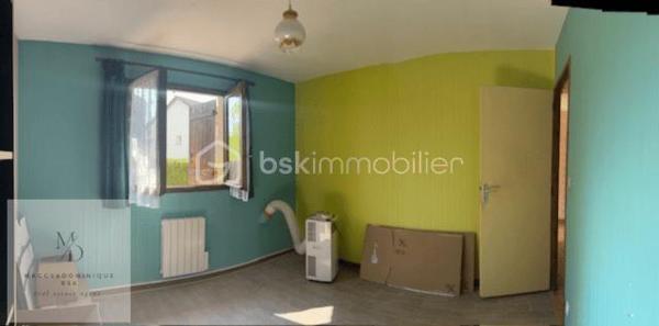 Située dans un quartier résidentiel calme et agréable, cette maison pleine de charme offre un beau potentiel
Elle se compose comme suit:
Deux chambres situées en rez-de-chaussée surélevé, permettant une vie pratique et fonctionnelle au quotidien:
Grande entrée, deux chambres.
Salle d'eau récente, WC, Cuisine ouverte sur la pièce de vie avec chauffage bois (cheminée) accès terrasse.
Sous-sol complet, réserve, une chambre, salle de sport ou stockage , garage avec bucher, laverie. Chauffage électrique dans les chambres 
Une rénovation qui laisse libre cours à vos envies d’aménagement et de décoration.
Vous serez séduits par son ambiance cocooning ainsi que par son joli jardin intime et verdoyant, idéal pour profiter des beaux jours en toute sérénité. 
Les devis pour l’audit énergétique ont déjà été réalisés afin que je puisse vous conseiller et vous accompagner. MAPRIMERénov 2026 peut faire la différence pour rénover cette jolie maison. 
Vous serez séduits par son ambiance cocooning ainsi que par son joli jardin intime et verdoyant, idéal pour profiter des beaux jours en toute sérénité.

Info sur la commune: vous bénéficiez  de toutes les commodités à proximité : médecins, écoles élémentaires, collège, commerces, restaurants, mais aussi la vie associative!
 Vous apprécierez également les quais de Saône, parfaits pour les promenades et les amoureux de la nature, le tout réuni pour un véritable bon vivre au quotidien.

Assainissement conforme
Quartier résidentiel recherché
Beau potentiel d’évolution
Idéal premier achat ou projet familial

Une belle opportunité à découvrir rapidement ! 
Déclenchez une visite!