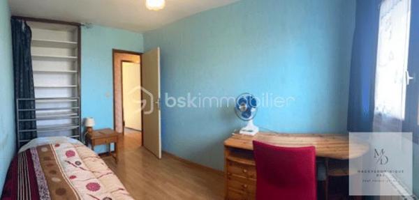 Située dans un quartier résidentiel calme et agréable, cette maison pleine de charme offre un beau potentiel
Elle se compose comme suit:
Deux chambres situées en rez-de-chaussée surélevé, permettant une vie pratique et fonctionnelle au quotidien:
Grande entrée, deux chambres.
Salle d'eau récente, WC, Cuisine ouverte sur la pièce de vie avec chauffage bois (cheminée) accès terrasse.
Sous-sol complet, réserve, une chambre, salle de sport ou stockage , garage avec bucher, laverie. Chauffage électrique dans les chambres 
Une rénovation qui laisse libre cours à vos envies d’aménagement et de décoration.
Vous serez séduits par son ambiance cocooning ainsi que par son joli jardin intime et verdoyant, idéal pour profiter des beaux jours en toute sérénité. 
Les devis pour l’audit énergétique ont déjà été réalisés afin que je puisse vous conseiller et vous accompagner. MAPRIMERénov 2026 peut faire la différence pour rénover cette jolie maison. 
Vous serez séduits par son ambiance cocooning ainsi que par son joli jardin intime et verdoyant, idéal pour profiter des beaux jours en toute sérénité.

Info sur la commune: vous bénéficiez  de toutes les commodités à proximité : médecins, écoles élémentaires, collège, commerces, restaurants, mais aussi la vie associative!
 Vous apprécierez également les quais de Saône, parfaits pour les promenades et les amoureux de la nature, le tout réuni pour un véritable bon vivre au quotidien.

Assainissement conforme
Quartier résidentiel recherché
Beau potentiel d’évolution
Idéal premier achat ou projet familial

Une belle opportunité à découvrir rapidement ! 
Déclenchez une visite!