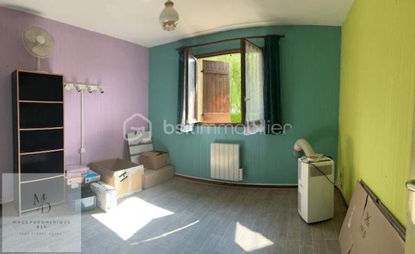 Située dans un quartier résidentiel calme et agréable, cette maison pleine de charme offre un beau potentiel
Elle se compose comme suit:
Deux chambres situées en rez-de-chaussée surélevé, permettant une vie pratique et fonctionnelle au quotidien:
Grande entrée, deux chambres.
Salle d'eau récente, WC, Cuisine ouverte sur la pièce de vie avec chauffage bois (cheminée) accès terrasse.
Sous-sol complet, réserve, une chambre, salle de sport ou stockage , garage avec bucher, laverie. Chauffage électrique dans les chambres 
Une rénovation qui laisse libre cours à vos envies d’aménagement et de décoration.
Vous serez séduits par son ambiance cocooning ainsi que par son joli jardin intime et verdoyant, idéal pour profiter des beaux jours en toute sérénité. 
Les devis pour l’audit énergétique ont déjà été réalisés afin que je puisse vous conseiller et vous accompagner. MAPRIMERénov 2026 peut faire la différence pour rénover cette jolie maison. 
Vous serez séduits par son ambiance cocooning ainsi que par son joli jardin intime et verdoyant, idéal pour profiter des beaux jours en toute sérénité.

Info sur la commune: vous bénéficiez  de toutes les commodités à proximité : médecins, écoles élémentaires, collège, commerces, restaurants, mais aussi la vie associative!
 Vous apprécierez également les quais de Saône, parfaits pour les promenades et les amoureux de la nature, le tout réuni pour un véritable bon vivre au quotidien.

Assainissement conforme
Quartier résidentiel recherché
Beau potentiel d’évolution
Idéal premier achat ou projet familial

Une belle opportunité à découvrir rapidement ! 
Déclenchez une visite!