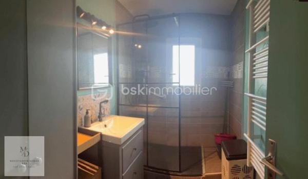 Située dans un quartier résidentiel calme et agréable, cette maison pleine de charme offre un beau potentiel
Elle se compose comme suit:
Deux chambres situées en rez-de-chaussée surélevé, permettant une vie pratique et fonctionnelle au quotidien:
Grande entrée, deux chambres.
Salle d'eau récente, WC, Cuisine ouverte sur la pièce de vie avec chauffage bois (cheminée) accès terrasse.
Sous-sol complet, réserve, une chambre, salle de sport ou stockage , garage avec bucher, laverie. Chauffage électrique dans les chambres 
Une rénovation qui laisse libre cours à vos envies d’aménagement et de décoration.
Vous serez séduits par son ambiance cocooning ainsi que par son joli jardin intime et verdoyant, idéal pour profiter des beaux jours en toute sérénité. 
Les devis pour l’audit énergétique ont déjà été réalisés afin que je puisse vous conseiller et vous accompagner. MAPRIMERénov 2026 peut faire la différence pour rénover cette jolie maison. 
Vous serez séduits par son ambiance cocooning ainsi que par son joli jardin intime et verdoyant, idéal pour profiter des beaux jours en toute sérénité.

Info sur la commune: vous bénéficiez  de toutes les commodités à proximité : médecins, écoles élémentaires, collège, commerces, restaurants, mais aussi la vie associative!
 Vous apprécierez également les quais de Saône, parfaits pour les promenades et les amoureux de la nature, le tout réuni pour un véritable bon vivre au quotidien.

Assainissement conforme
Quartier résidentiel recherché
Beau potentiel d’évolution
Idéal premier achat ou projet familial

Une belle opportunité à découvrir rapidement ! 
Déclenchez une visite!
