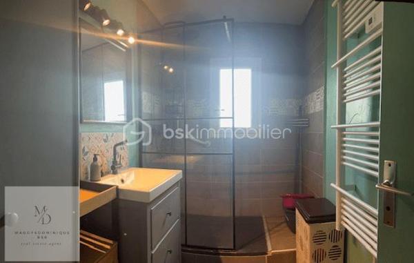 Située dans un quartier résidentiel calme et agréable, cette maison pleine de charme offre un beau potentiel
Elle se compose comme suit:
Deux chambres situées en rez-de-chaussée surélevé, permettant une vie pratique et fonctionnelle au quotidien:
Grande entrée, deux chambres.
Salle d'eau récente, WC, Cuisine ouverte sur la pièce de vie avec chauffage bois (cheminée) accès terrasse.
Sous-sol complet, réserve, une chambre, salle de sport ou stockage , garage avec bucher, laverie. Chauffage électrique dans les chambres 
Une rénovation qui laisse libre cours à vos envies d’aménagement et de décoration.
Vous serez séduits par son ambiance cocooning ainsi que par son joli jardin intime et verdoyant, idéal pour profiter des beaux jours en toute sérénité. 
Les devis pour l’audit énergétique ont déjà été réalisés afin que je puisse vous conseiller et vous accompagner. MAPRIMERénov 2026 peut faire la différence pour rénover cette jolie maison. 
Vous serez séduits par son ambiance cocooning ainsi que par son joli jardin intime et verdoyant, idéal pour profiter des beaux jours en toute sérénité.

Info sur la commune: vous bénéficiez  de toutes les commodités à proximité : médecins, écoles élémentaires, collège, commerces, restaurants, mais aussi la vie associative!
 Vous apprécierez également les quais de Saône, parfaits pour les promenades et les amoureux de la nature, le tout réuni pour un véritable bon vivre au quotidien.

Assainissement conforme
Quartier résidentiel recherché
Beau potentiel d’évolution
Idéal premier achat ou projet familial

Une belle opportunité à découvrir rapidement ! 
Déclenchez une visite!