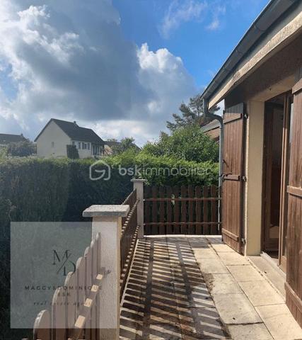 Située dans un quartier résidentiel calme et agréable, cette maison pleine de charme offre un beau potentiel
Elle se compose comme suit:
Deux chambres situées en rez-de-chaussée surélevé, permettant une vie pratique et fonctionnelle au quotidien:
Grande entrée, deux chambres.
Salle d'eau récente, WC, Cuisine ouverte sur la pièce de vie avec chauffage bois (cheminée) accès terrasse.
Sous-sol complet, réserve, une chambre, salle de sport ou stockage , garage avec bucher, laverie. Chauffage électrique dans les chambres 
Une rénovation qui laisse libre cours à vos envies d’aménagement et de décoration.
Vous serez séduits par son ambiance cocooning ainsi que par son joli jardin intime et verdoyant, idéal pour profiter des beaux jours en toute sérénité. 
Les devis pour l’audit énergétique ont déjà été réalisés afin que je puisse vous conseiller et vous accompagner. MAPRIMERénov 2026 peut faire la différence pour rénover cette jolie maison. 
Vous serez séduits par son ambiance cocooning ainsi que par son joli jardin intime et verdoyant, idéal pour profiter des beaux jours en toute sérénité.

Info sur la commune: vous bénéficiez  de toutes les commodités à proximité : médecins, écoles élémentaires, collège, commerces, restaurants, mais aussi la vie associative!
 Vous apprécierez également les quais de Saône, parfaits pour les promenades et les amoureux de la nature, le tout réuni pour un véritable bon vivre au quotidien.

Assainissement conforme
Quartier résidentiel recherché
Beau potentiel d’évolution
Idéal premier achat ou projet familial

Une belle opportunité à découvrir rapidement ! 
Déclenchez une visite!