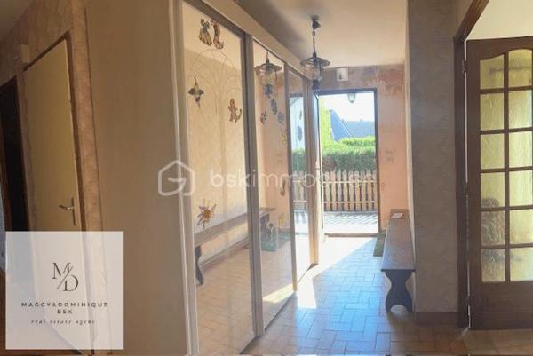 Située dans un quartier résidentiel calme et agréable, cette maison pleine de charme offre un beau potentiel
Elle se compose comme suit:
Deux chambres situées en rez-de-chaussée surélevé, permettant une vie pratique et fonctionnelle au quotidien:
Grande entrée, deux chambres.
Salle d'eau récente, WC, Cuisine ouverte sur la pièce de vie avec chauffage bois (cheminée) accès terrasse.
Sous-sol complet, réserve, une chambre, salle de sport ou stockage , garage avec bucher, laverie. Chauffage électrique dans les chambres 
Une rénovation qui laisse libre cours à vos envies d’aménagement et de décoration.
Vous serez séduits par son ambiance cocooning ainsi que par son joli jardin intime et verdoyant, idéal pour profiter des beaux jours en toute sérénité. 
Les devis pour l’audit énergétique ont déjà été réalisés afin que je puisse vous conseiller et vous accompagner. MAPRIMERénov 2026 peut faire la différence pour rénover cette jolie maison. 
Vous serez séduits par son ambiance cocooning ainsi que par son joli jardin intime et verdoyant, idéal pour profiter des beaux jours en toute sérénité.

Info sur la commune: vous bénéficiez  de toutes les commodités à proximité : médecins, écoles élémentaires, collège, commerces, restaurants, mais aussi la vie associative!
 Vous apprécierez également les quais de Saône, parfaits pour les promenades et les amoureux de la nature, le tout réuni pour un véritable bon vivre au quotidien.

Assainissement conforme
Quartier résidentiel recherché
Beau potentiel d’évolution
Idéal premier achat ou projet familial

Une belle opportunité à découvrir rapidement ! 
Déclenchez une visite!
