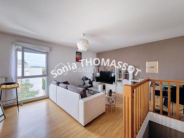 À découvrir, bel appartement T3 en duplex situé dans une copropriété récente avec ascenseur.

Il se compose d'une entrée, d'une pièce de vie lumineuse, d'une cuisine indépendante avec accès à une première terrasse, de deux chambres, d'une salle de bains ainsi que de WC séparés.

Vous profiterez également d'une seconde terrasse accessible depuis le salon-séjour et l'une des chambres, offrant un espace extérieur agréable et fonctionnel.

Une cave et un garage privatif complètent ce bien.

Aucun travaux n'est prévu au sein de la copropriété, vous permettant d'envisager votre projet en toute sérénité.

Une belle opportunité à découvrir sans tarder !