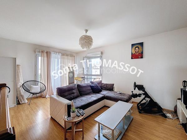 À découvrir, bel appartement T3 en duplex situé dans une copropriété récente avec ascenseur.

Il se compose d'une entrée, d'une pièce de vie lumineuse, d'une cuisine indépendante avec accès à une première terrasse, de deux chambres, d'une salle de bains ainsi que de WC séparés.

Vous profiterez également d'une seconde terrasse accessible depuis le salon-séjour et l'une des chambres, offrant un espace extérieur agréable et fonctionnel.

Une cave et un garage privatif complètent ce bien.

Aucun travaux n'est prévu au sein de la copropriété, vous permettant d'envisager votre projet en toute sérénité.

Une belle opportunité à découvrir sans tarder !
