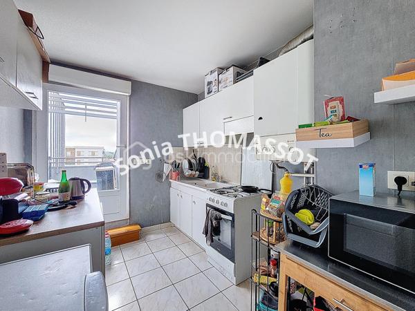À découvrir, bel appartement T3 en duplex situé dans une copropriété récente avec ascenseur.

Il se compose d'une entrée, d'une pièce de vie lumineuse, d'une cuisine indépendante avec accès à une première terrasse, de deux chambres, d'une salle de bains ainsi que de WC séparés.

Vous profiterez également d'une seconde terrasse accessible depuis le salon-séjour et l'une des chambres, offrant un espace extérieur agréable et fonctionnel.

Une cave et un garage privatif complètent ce bien.

Aucun travaux n'est prévu au sein de la copropriété, vous permettant d'envisager votre projet en toute sérénité.

Une belle opportunité à découvrir sans tarder !