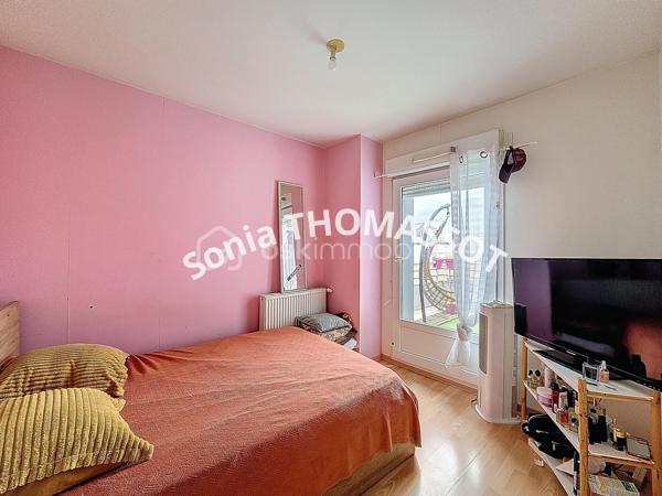 À découvrir, bel appartement T3 en duplex situé dans une copropriété récente avec ascenseur.

Il se compose d'une entrée, d'une pièce de vie lumineuse, d'une cuisine indépendante avec accès à une première terrasse, de deux chambres, d'une salle de bains ainsi que de WC séparés.

Vous profiterez également d'une seconde terrasse accessible depuis le salon-séjour et l'une des chambres, offrant un espace extérieur agréable et fonctionnel.

Une cave et un garage privatif complètent ce bien.

Aucun travaux n'est prévu au sein de la copropriété, vous permettant d'envisager votre projet en toute sérénité.

Une belle opportunité à découvrir sans tarder !