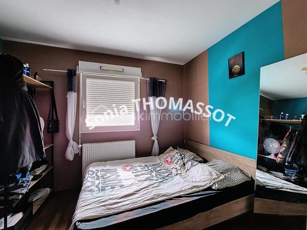 À découvrir, bel appartement T3 en duplex situé dans une copropriété récente avec ascenseur.

Il se compose d'une entrée, d'une pièce de vie lumineuse, d'une cuisine indépendante avec accès à une première terrasse, de deux chambres, d'une salle de bains ainsi que de WC séparés.

Vous profiterez également d'une seconde terrasse accessible depuis le salon-séjour et l'une des chambres, offrant un espace extérieur agréable et fonctionnel.

Une cave et un garage privatif complètent ce bien.

Aucun travaux n'est prévu au sein de la copropriété, vous permettant d'envisager votre projet en toute sérénité.

Une belle opportunité à découvrir sans tarder !